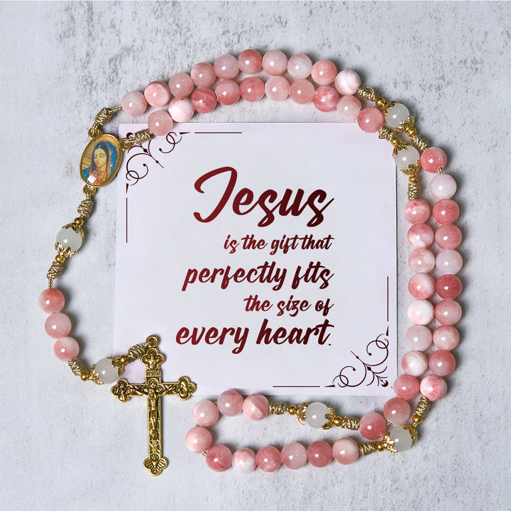 Christianartworkshop GEBETSVOLLER GLAUBE: Handgefertigter Rosenkranz aus rosa glänzenden Perlen mit Geschenkkarte - Jesus ist das Geschenk - image 2