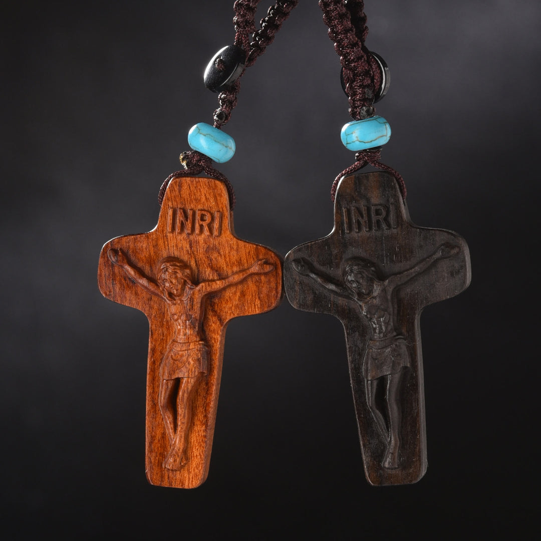 Christianartworkshop Zweifarbiger Schlüsselanhänger aus Holz mit Jesuskreuz und INRI-Perle und Türkis - Kein Palisander - image 0