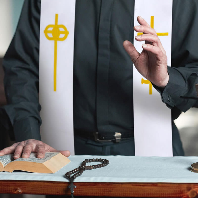 Reinweiße liturgische Stola von Christianartworkshop mit goldenem Kreuz und Heiliger-Geist-Taube - image 2