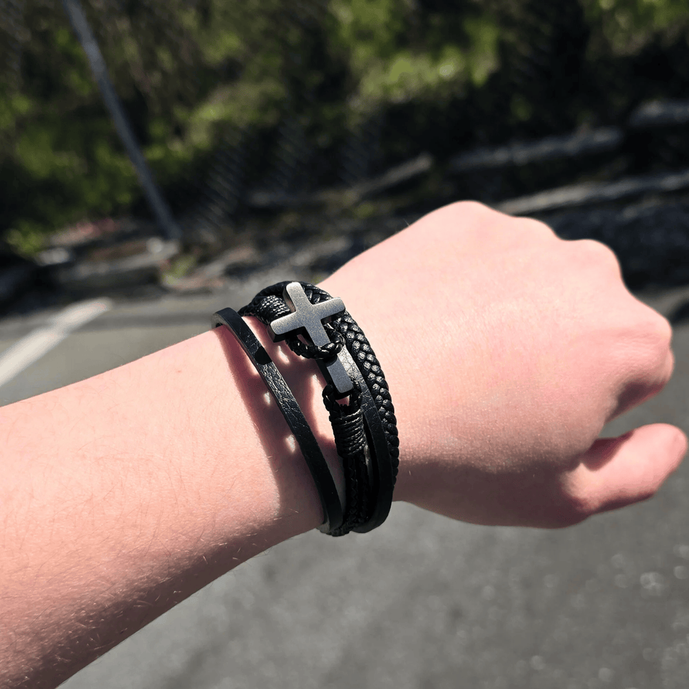Christianartworkshop Dreifarbiges Edelstahlkreuz und geflochtenes Lederarmband - image 1