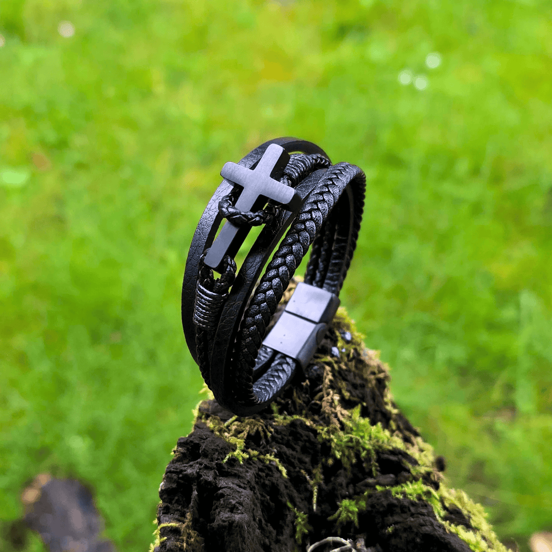 Christianartworkshop Dreifarbiges Edelstahlkreuz und geflochtenes Lederarmband - image 4