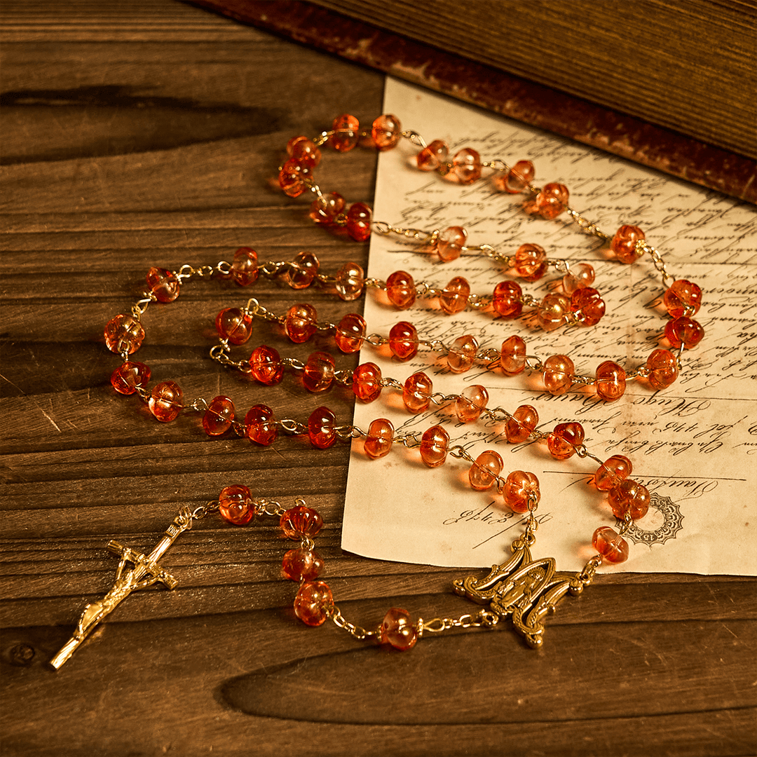 Christianartworkshop Erntedankfest: Rosenkranz aus heiligen Kürbisperlen mit Wundertätiger Medaille und Kreuz - image 3