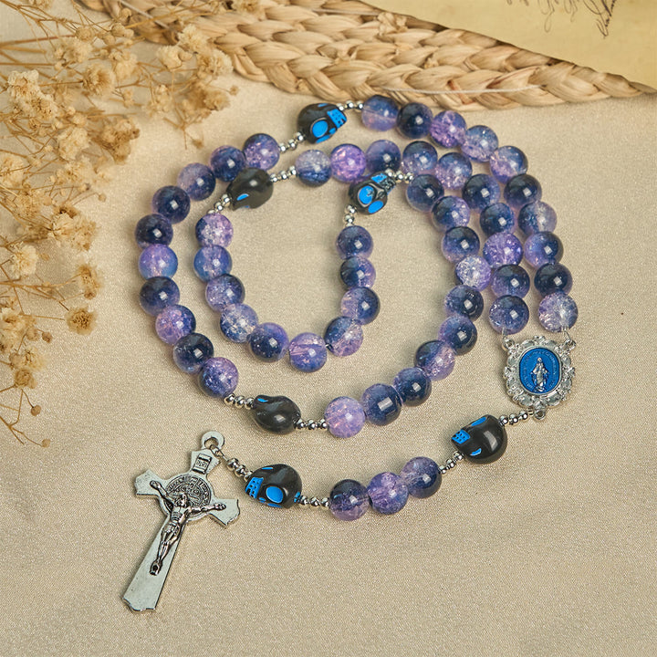 Christianartworkshop Gotischer Rosenkranz: Lila Perlen, Totenkopfdetails und silbernes Kruzifix - image 2