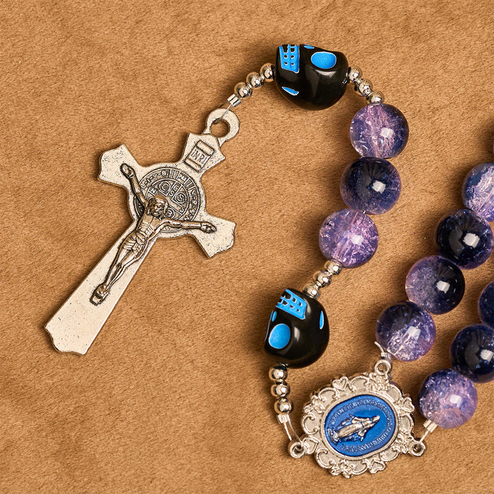Christianartworkshop Gotischer Rosenkranz: Lila Perlen, Totenkopfdetails und silbernes Kruzifix - image 8