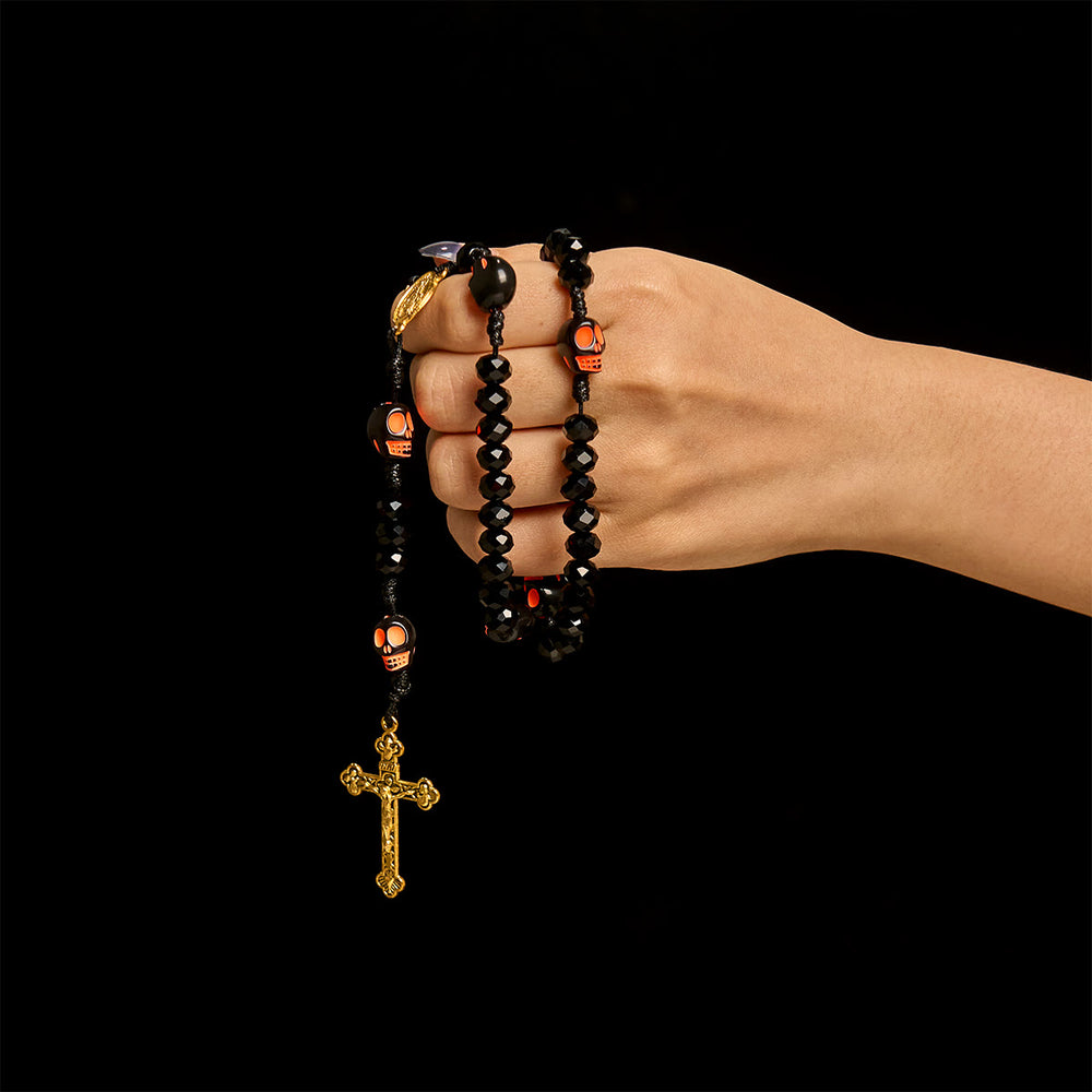 Christianartworkshop Rosenkranz im gotischen Stil: Schwarzes Totenkopf-Design mit goldenem Kruzifix - image 1