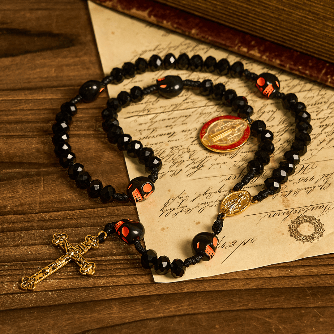 Christianartworkshop Rosenkranz im gotischen Stil: Schwarzes Totenkopf-Design mit goldenem Kruzifix - image 2