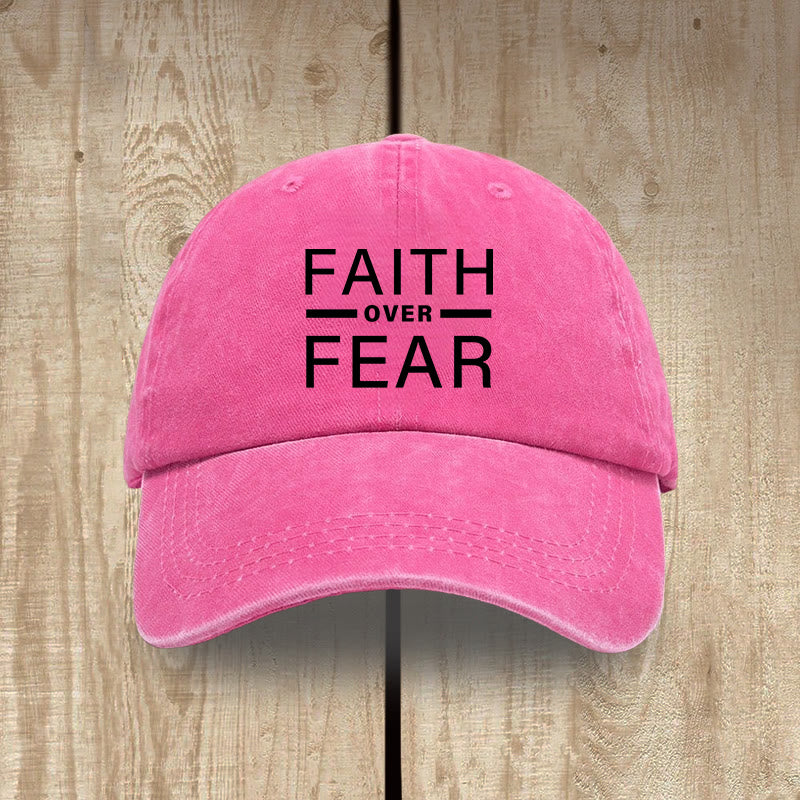 Christianartworkshop Minimalistisches, mutiges Statement „Faith Over Fear“ Unisex-Mütze aus gewaschener Baumwolle im Used-Look - Rose - image 12