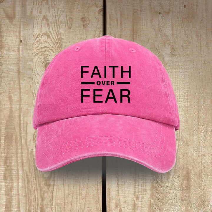 Christianartworkshop Minimalistisches, mutiges Statement „Faith Over Fear“ Unisex-Mütze aus gewaschener Baumwolle im Used-Look - Rose - image 12