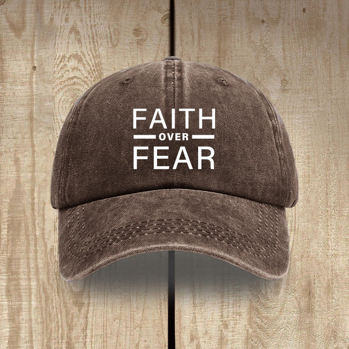 Christianartworkshop Minimalistisches, mutiges Statement „Faith Over Fear“ Unisex-Mütze aus gewaschener Baumwolle im Used-Look - Kaffee - image 8