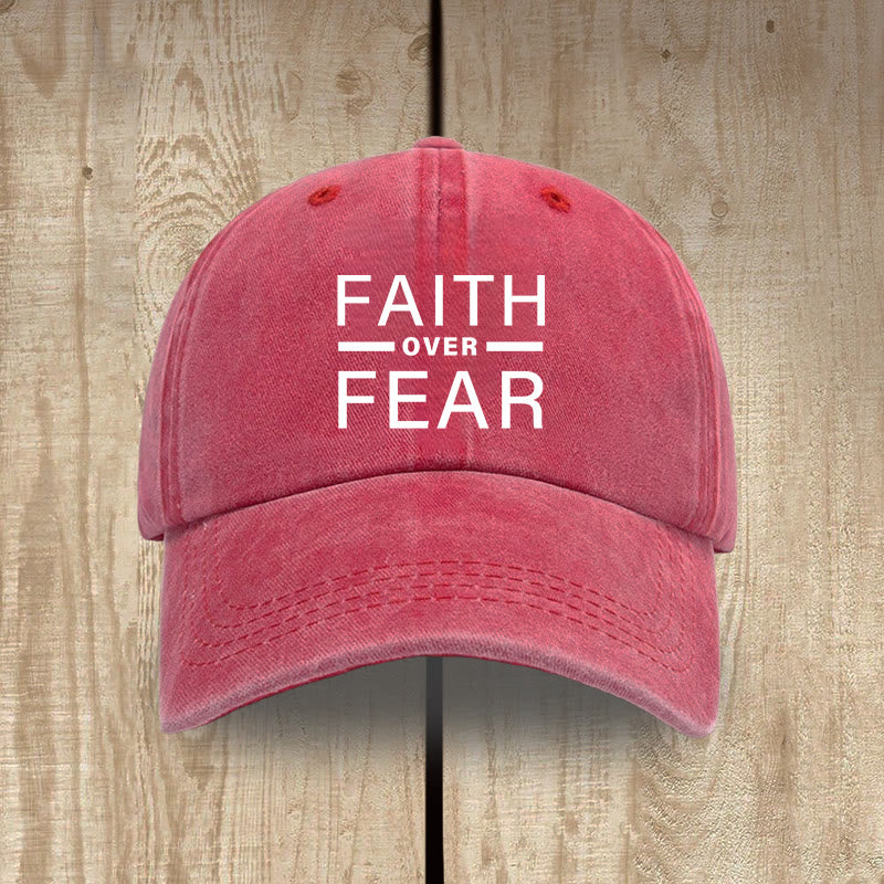 Christianartworkshop Minimalistisches, mutiges Statement „Faith Over Fear“ Unisex-Mütze aus gewaschener Baumwolle im Used-Look - Rot - image 14