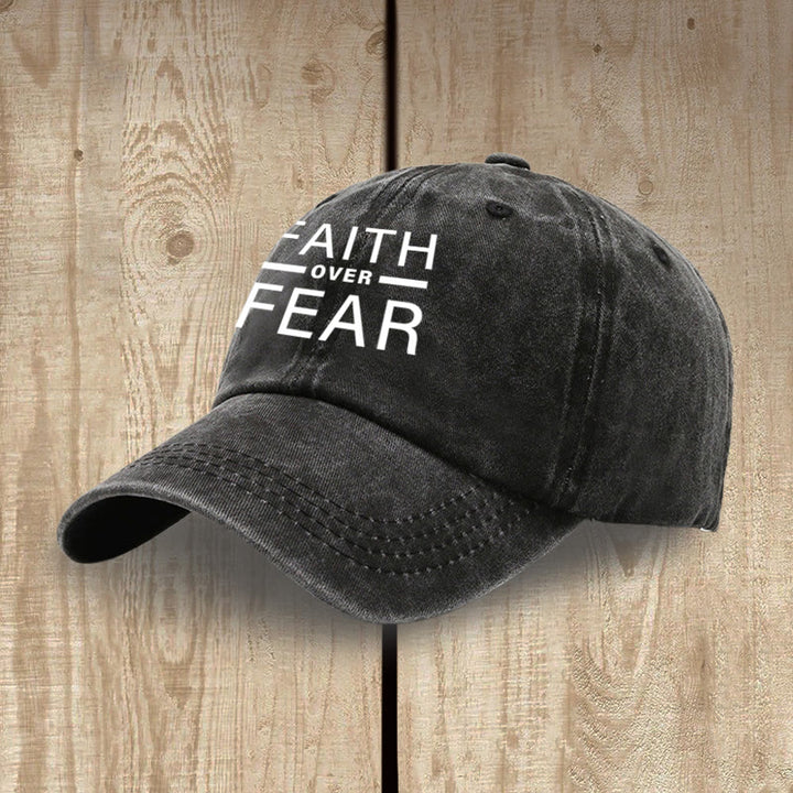 Christianartworkshop Minimalistisches, mutiges Statement „Faith Over Fear“ Unisex-Mütze aus gewaschener Baumwolle im Used-Look - image 3