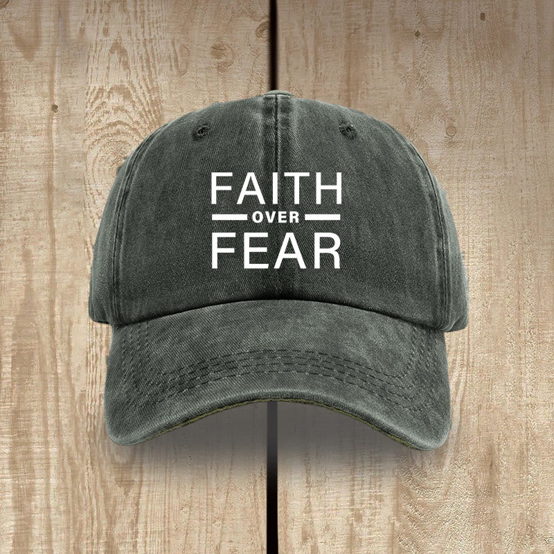 Christianartworkshop Minimalistisches, mutiges Statement „Faith Over Fear“ Unisex-Mütze aus gewaschener Baumwolle im Used-Look - Armeegrün - image 7