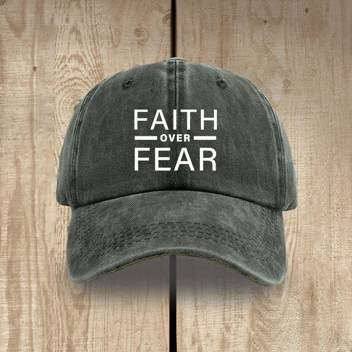 Christianartworkshop Minimalistisches, mutiges Statement „Faith Over Fear“ Unisex-Mütze aus gewaschener Baumwolle im Used-Look - Armeegrün - image 7