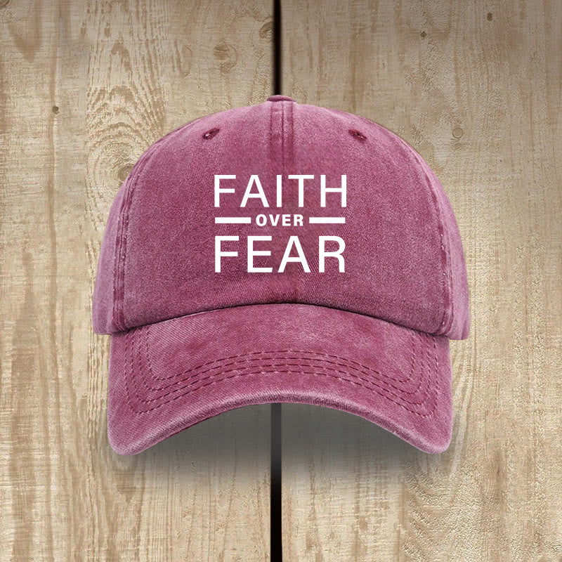 Christianartworkshop Minimalistisches, mutiges Statement „Faith Over Fear“ Unisex-Mütze aus gewaschener Baumwolle im Used-Look - Wein - image 11