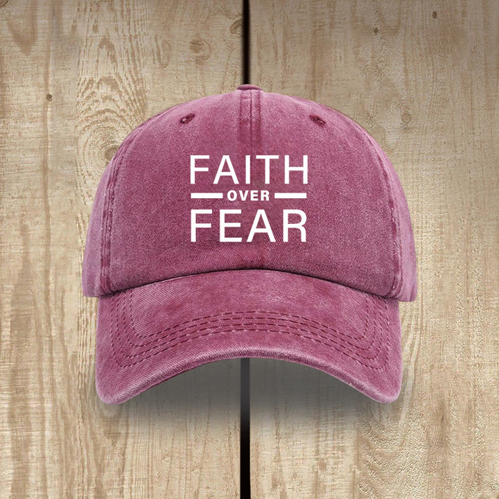 Christianartworkshop Minimalistisches, mutiges Statement „Faith Over Fear“ Unisex-Mütze aus gewaschener Baumwolle im Used-Look - Wein - image 11