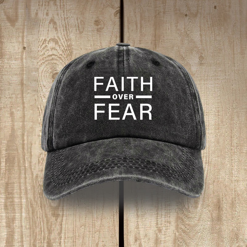 Christianartworkshop Minimalistisches, mutiges Statement „Faith Over Fear“ Unisex-Mütze aus gewaschener Baumwolle im Used-Look - Schwarz - image 2