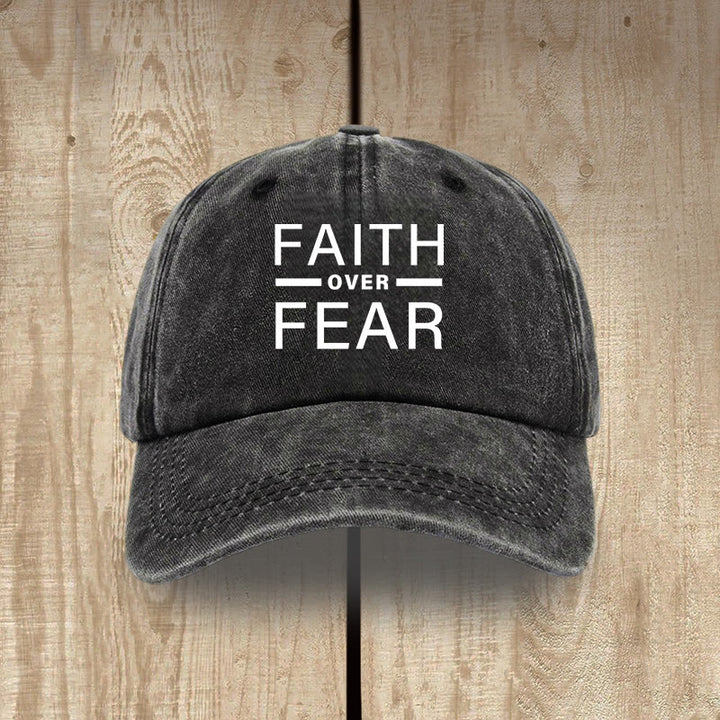 Christianartworkshop Minimalistisches, mutiges Statement „Faith Over Fear“ Unisex-Mütze aus gewaschener Baumwolle im Used-Look - Schwarz - image 2
