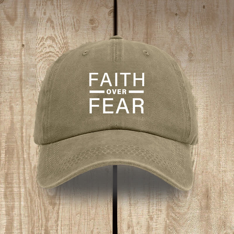 Christianartworkshop Minimalistischer, mutiger Statement-Hut aus gewaschener Baumwolle mit dem Aufdruck „Glaube statt Angst“ Unisex-Mütze aus Used-Look - Khaki - image 0