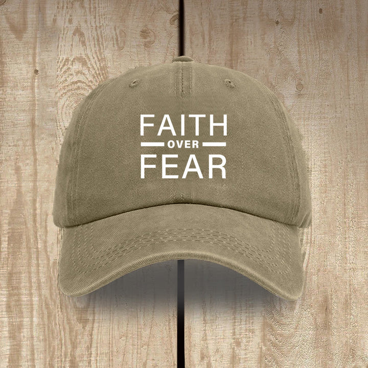 Christianartworkshop Minimalistischer, mutiger Statement-Hut aus gewaschener Baumwolle mit dem Aufdruck „Glaube statt Angst“ Unisex-Mütze aus Used-Look - Khaki - image 0