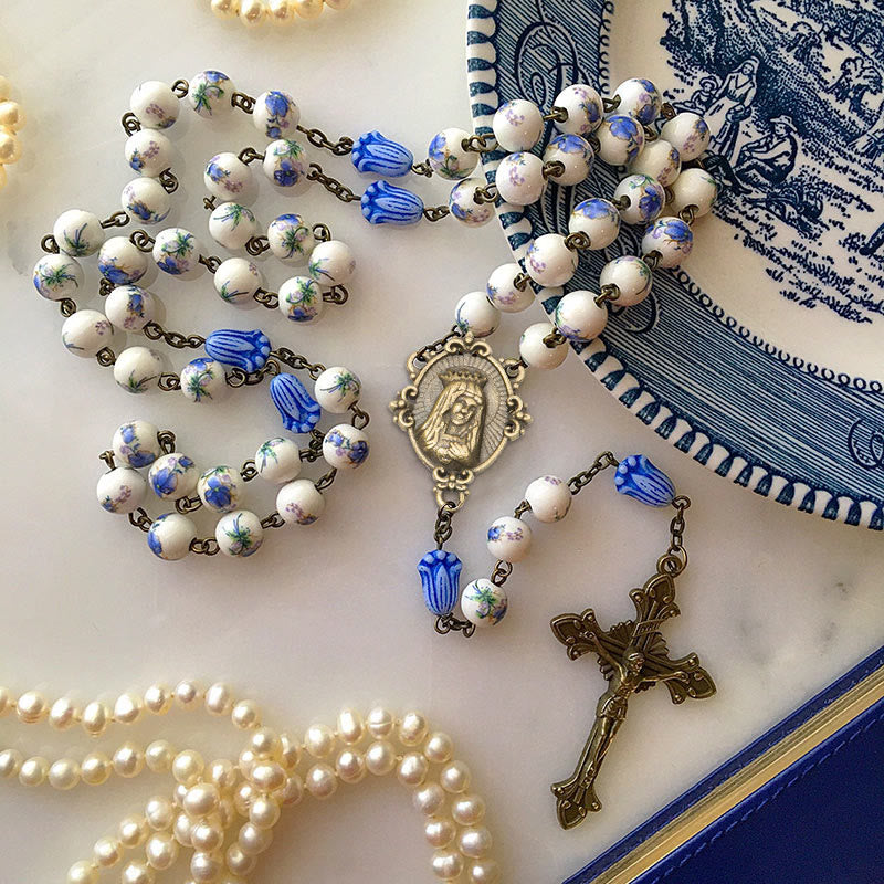 Christianartworkshop Rosenkranz mit unbeflecktem Herzen Mariens und Kruzifix, rund, 8 mm, blaue Kette aus Acryllegierung mit Blumenmuster - Rosenkranz „Lilie des Friedens“ - image 0
