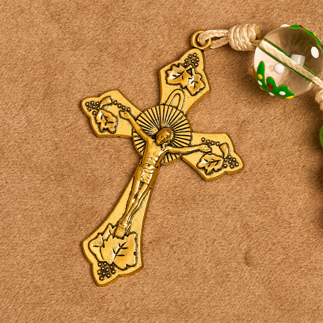 Christianartworkshop Rosenkranz in Weihnachtsstimmung: Bunte Perlen und verziertes goldenes Kruzifix - image 10
