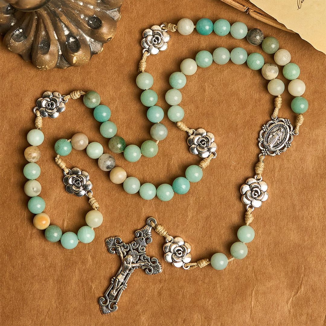 Christianartworkshop Rosenkranz mit ruhiger grüner Perle und Blumenanhängern: Voller Gelassenheit und Segen - Unsere Liebe Frau und Kruzifix - image 0