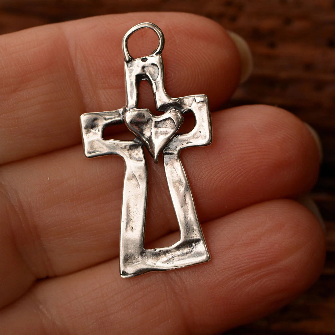 Christianartworkshop Rustikale Halskette mit heilendem Herz und Kreuz: Ein Symbol des Glaubens - image 2