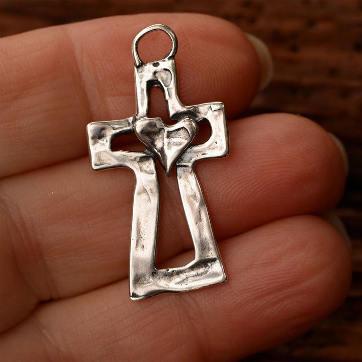Christianartworkshop Rustikale Halskette mit heilendem Herz und Kreuz: Ein Symbol des Glaubens - image 2