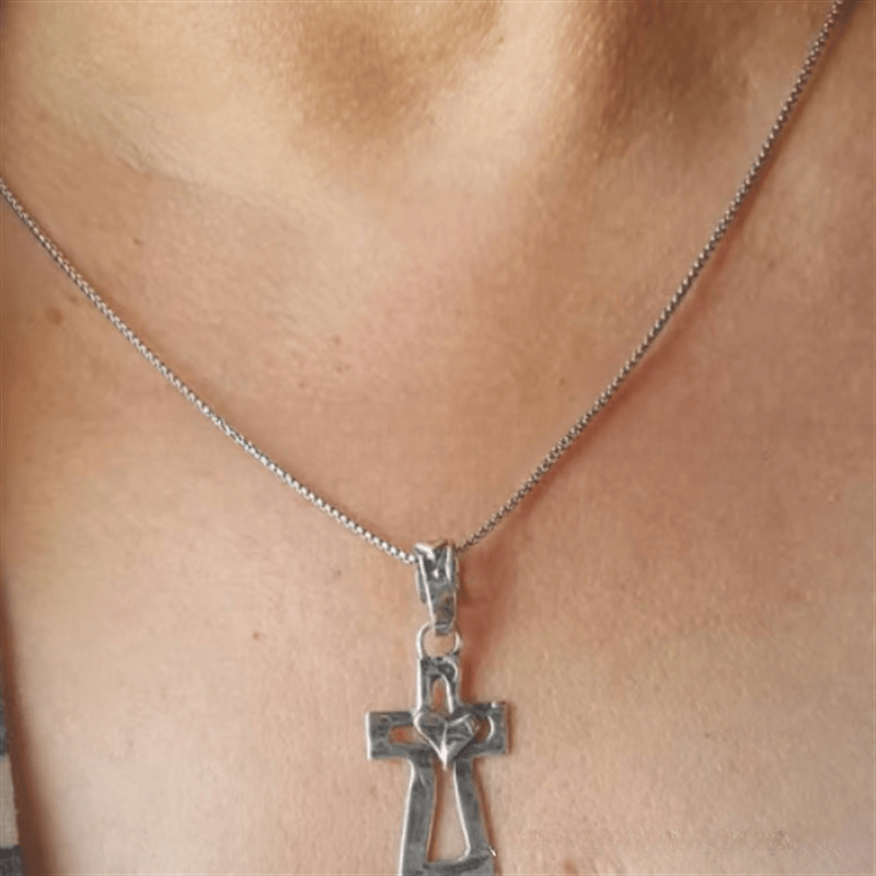 Christianartworkshop Rustikale Halskette mit heilendem Herz und Kreuz: Ein Symbol des Glaubens - image 1