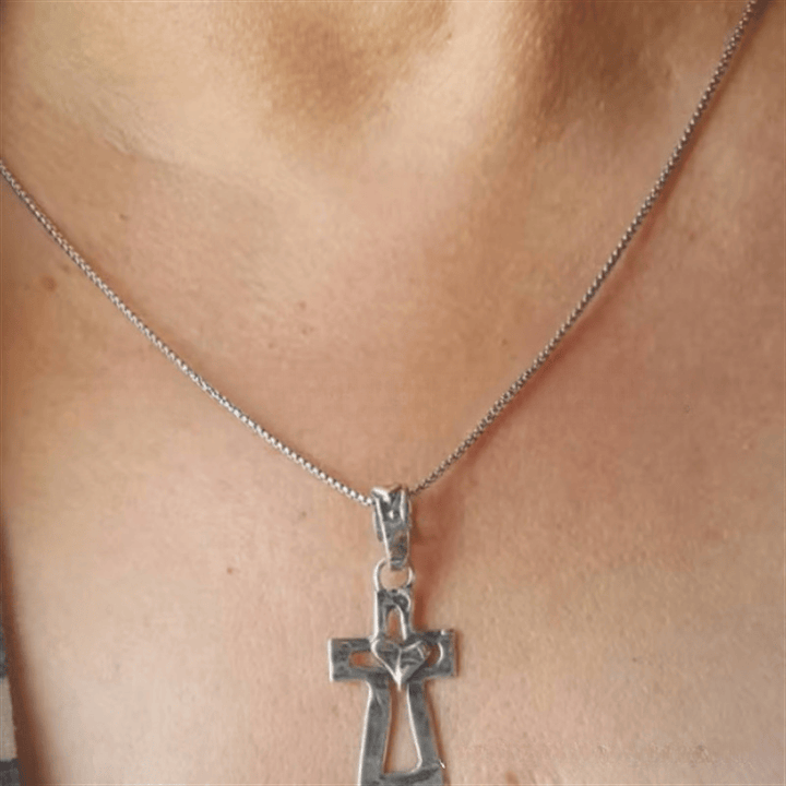 Christianartworkshop Rustikale Halskette mit heilendem Herz und Kreuz: Ein Symbol des Glaubens - image 1