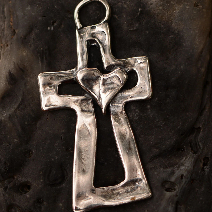 Christianartworkshop Rustikale Halskette mit heilendem Herz und Kreuz: Ein Symbol des Glaubens - image 4