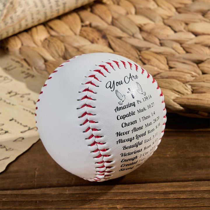 Christianartworkshop Schrift – Gravierter Softball: Glaube – zentriertes Design mit roten Nähten - image 2