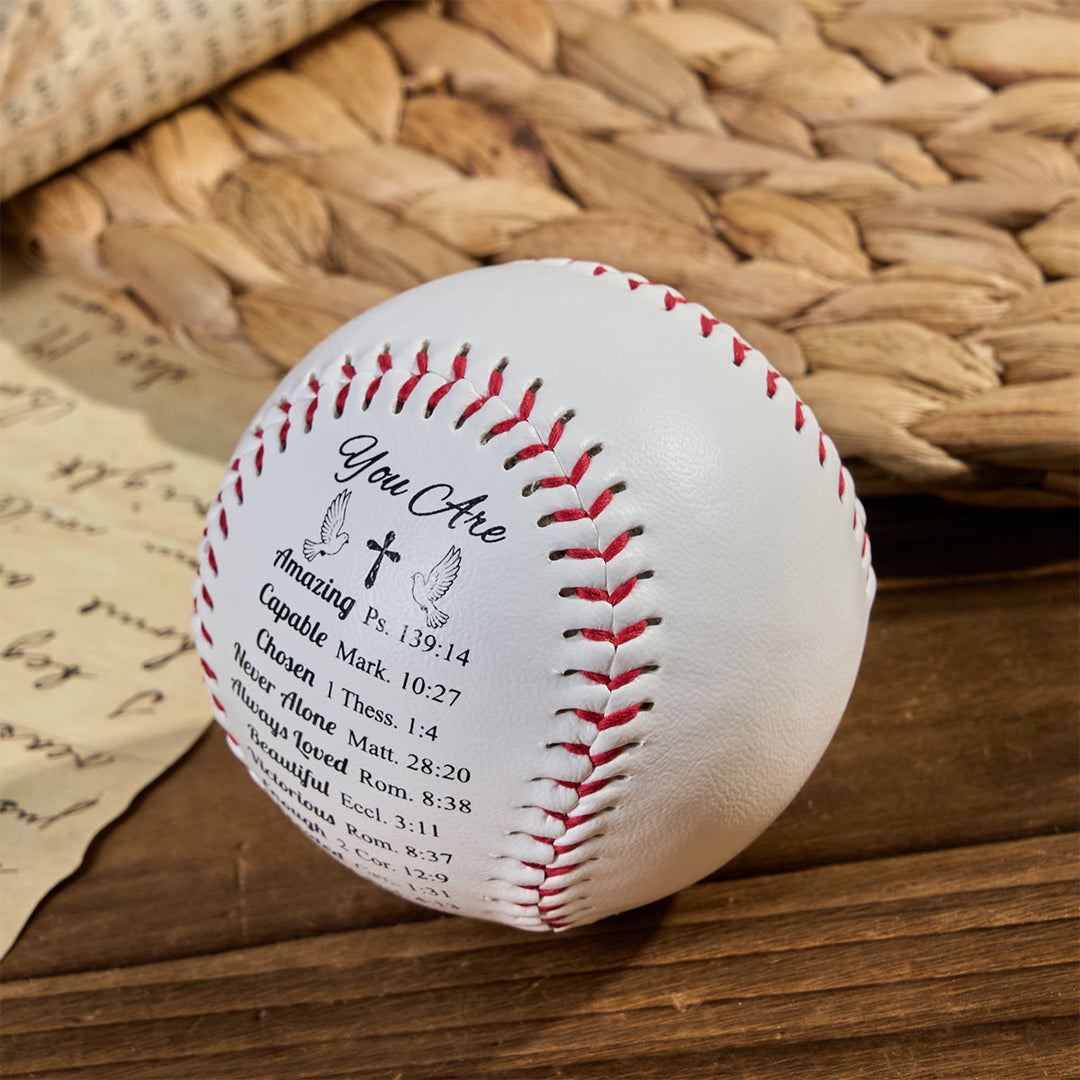 Christianartworkshop Schrift – Gravierter Softball: Glaube – zentriertes Design mit roten Nähten - image 5