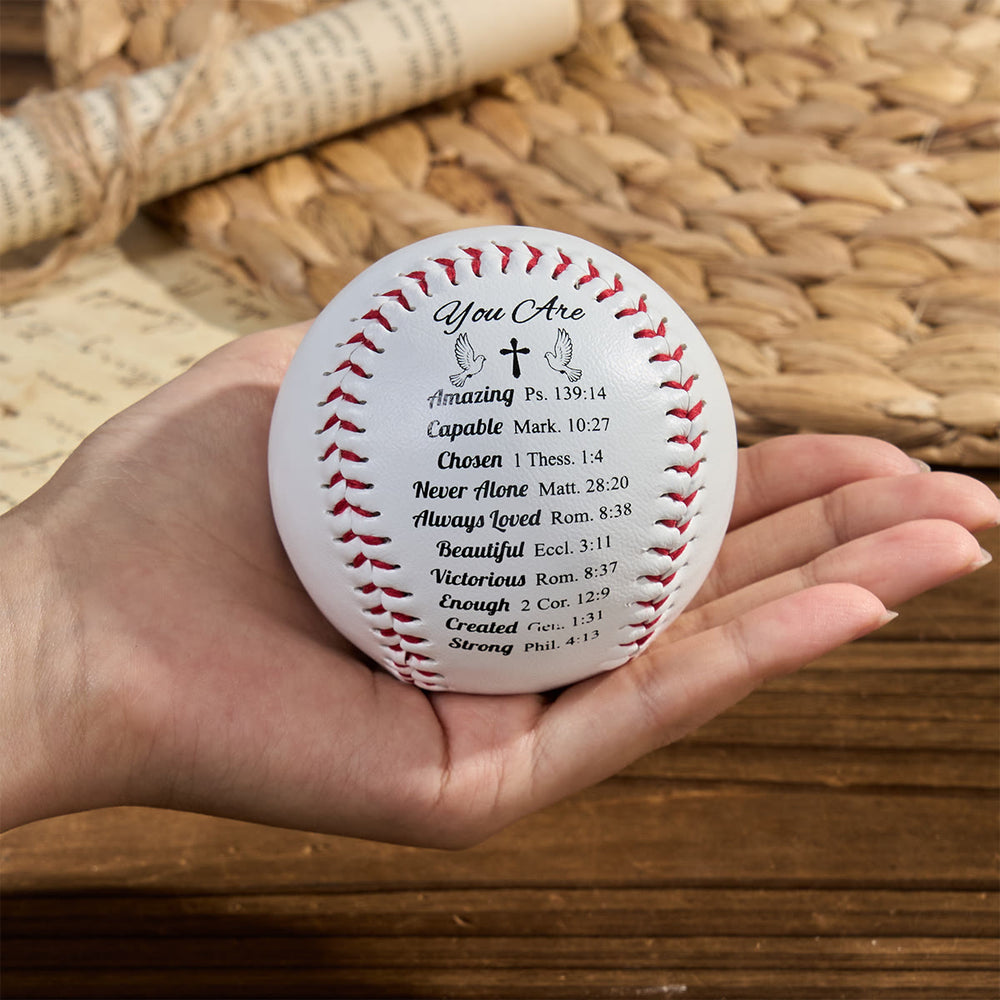 Christianartworkshop Schrift – Gravierter Softball: Glaube – zentriertes Design mit roten Nähten - image 1