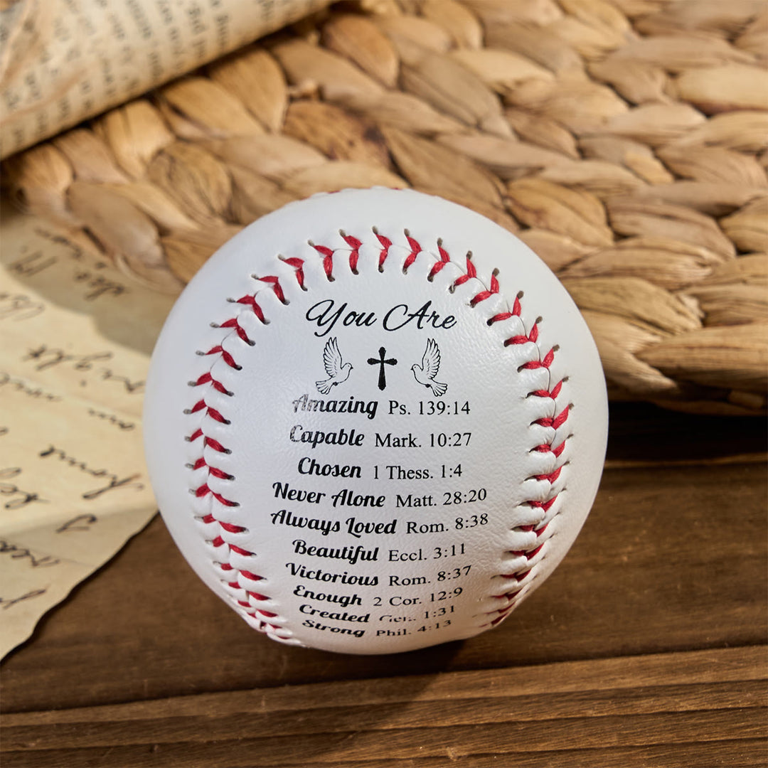 Christianartworkshop Schrift – Gravierter Softball: Glaube – zentriertes Design mit roten Nähten - image 3