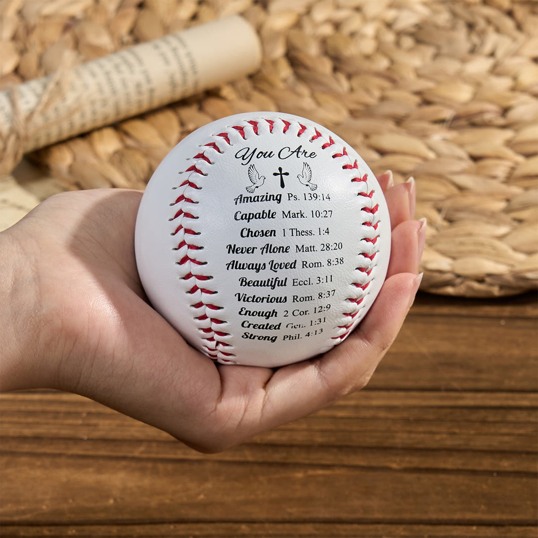 Christianartworkshop Schrift – Gravierter Softball: Glaube – zentriertes Design mit roten Nähten - image 4