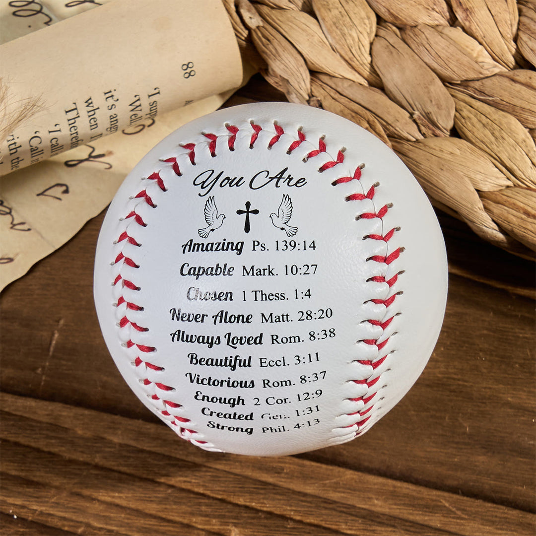 Christianartworkshop Schrift – Gravierter Softball: Glaube – zentriertes Design mit roten Nähten - Softball mit der Heiligen Schrift - image 0