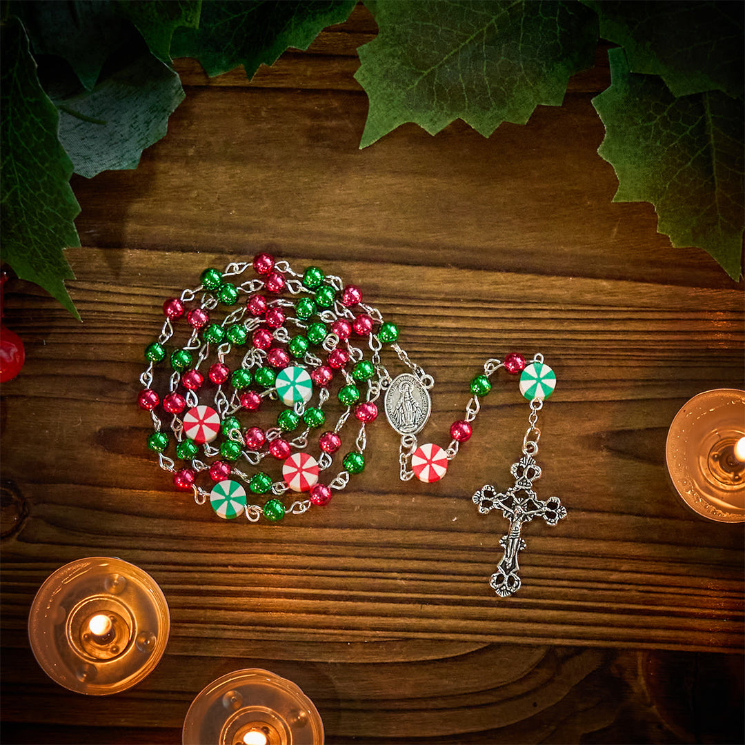 Weihnachtsgeschenk von Christianartworkshop: Festlicher Weihnachtsrosenkranz: Rot-grüne Perlen, Bonbonformen & Kruzifix - image 9