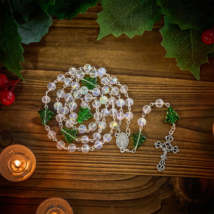 Christianartworkshop Festlicher Glaubensrosenkranz: Schillernde durchscheinende Perlen und Weihnachtsbaum-Akzente - Rosenkranz zum Thema Weihnachten - image 0