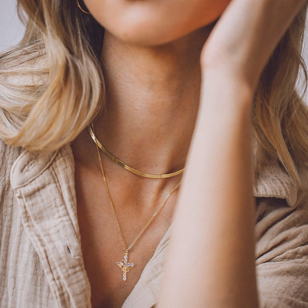 Christianartworkshop Moderne Halskette mit Kreuz „Crowned in Faith“ und Ohrringen - image 15