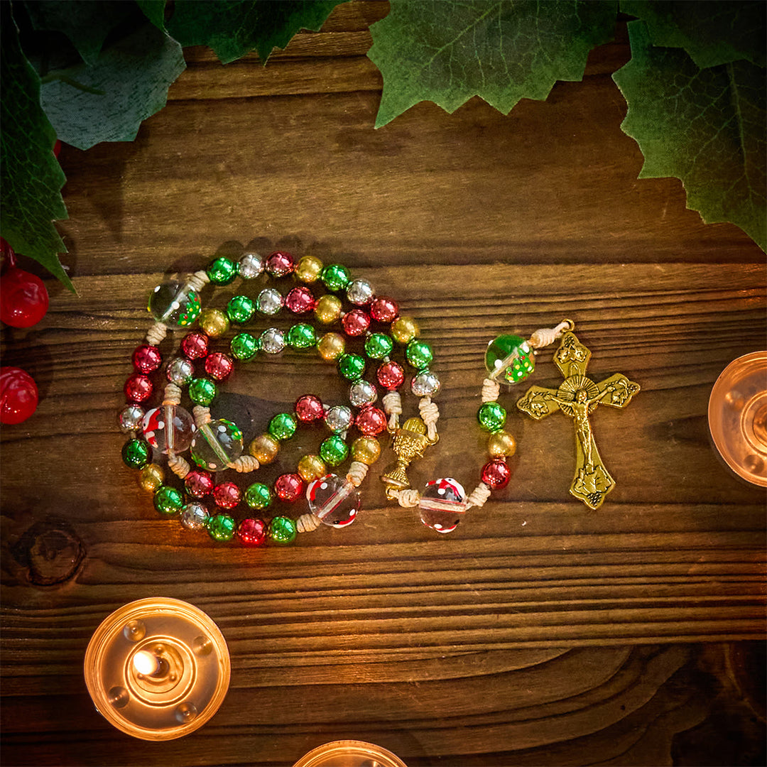 Christianartworkshop Rosenkranz in Weihnachtsstimmung: Bunte Perlen und verziertes goldenes Kruzifix - image 1