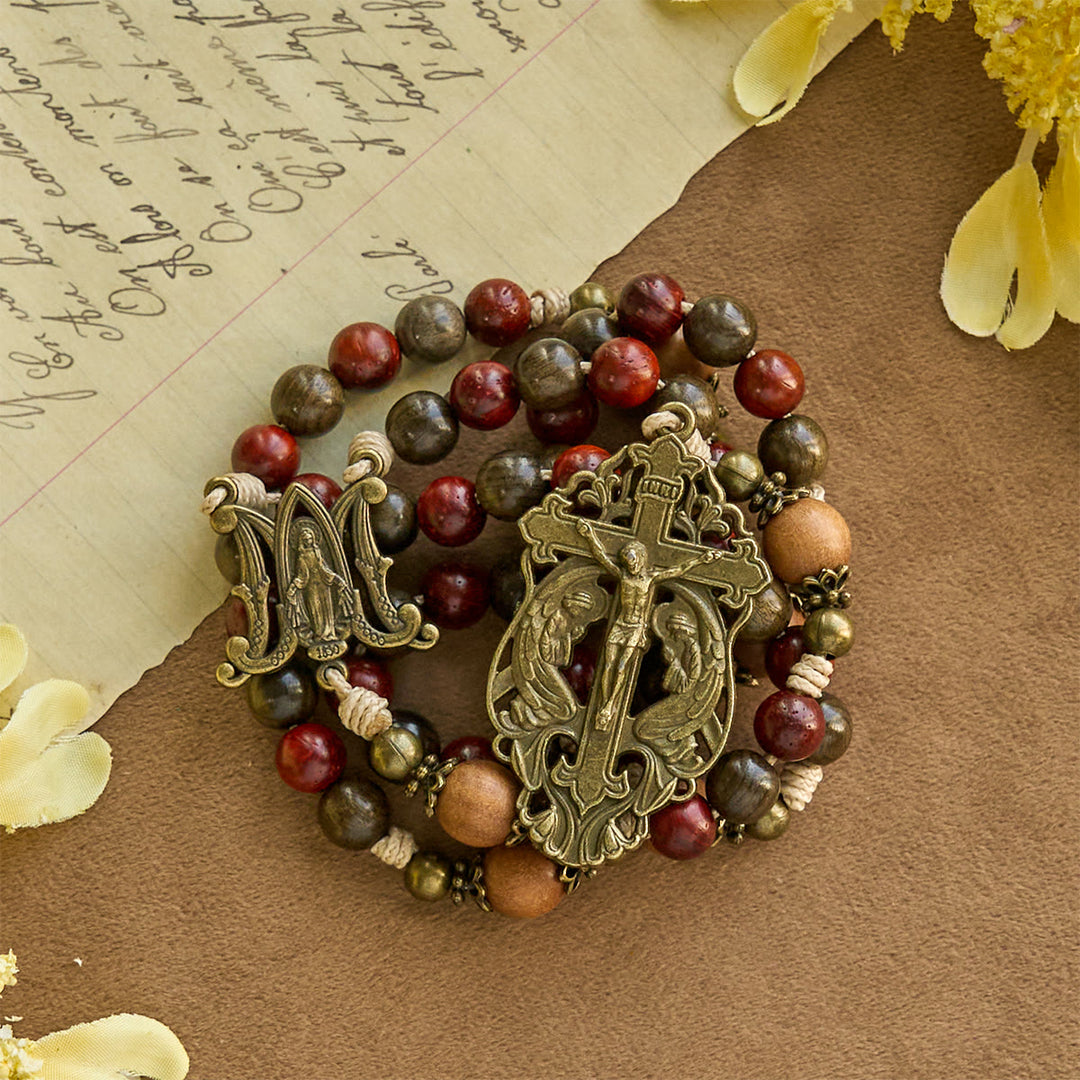 Christianartworkshop Traditioneller Rosenkranz aus Holz im Weihnachtsstil: Erdige Perlen und Bronze-Kruzifix - Traditioneller Rosenkranz mit Weihnachtsmotiv - image 2