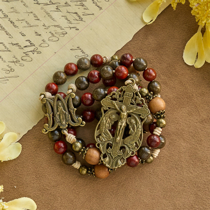 Christianartworkshop Traditioneller Rosenkranz aus Holz im Weihnachtsstil: Erdige Perlen und Bronze-Kruzifix - Traditioneller Rosenkranz mit Weihnachtsmotiv - image 2