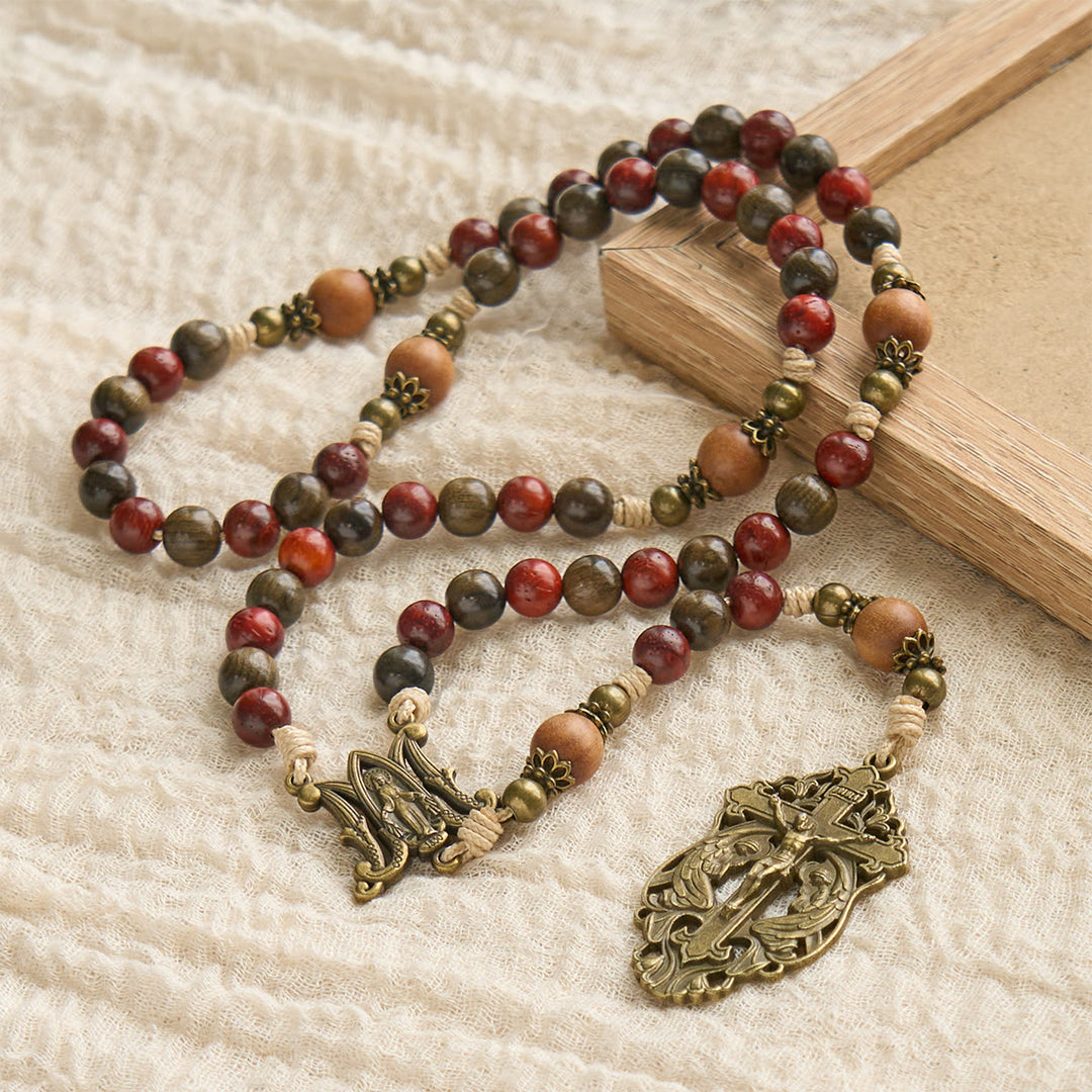 Christianartworkshop Traditioneller Rosenkranz aus Holz im Weihnachtsstil: Erdige Perlen und Bronze-Kruzifix - image 5