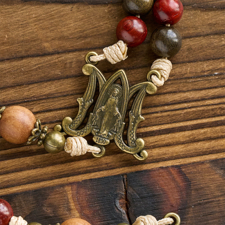 Christianartworkshop Traditioneller Rosenkranz aus Holz im Weihnachtsstil: Erdige Perlen und Bronze-Kruzifix - image 8