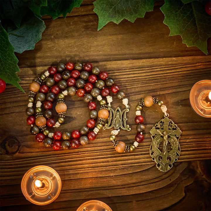 Christianartworkshop Traditioneller Rosenkranz aus Holz im Weihnachtsstil: Erdige Perlen und Bronze-Kruzifix - image 1