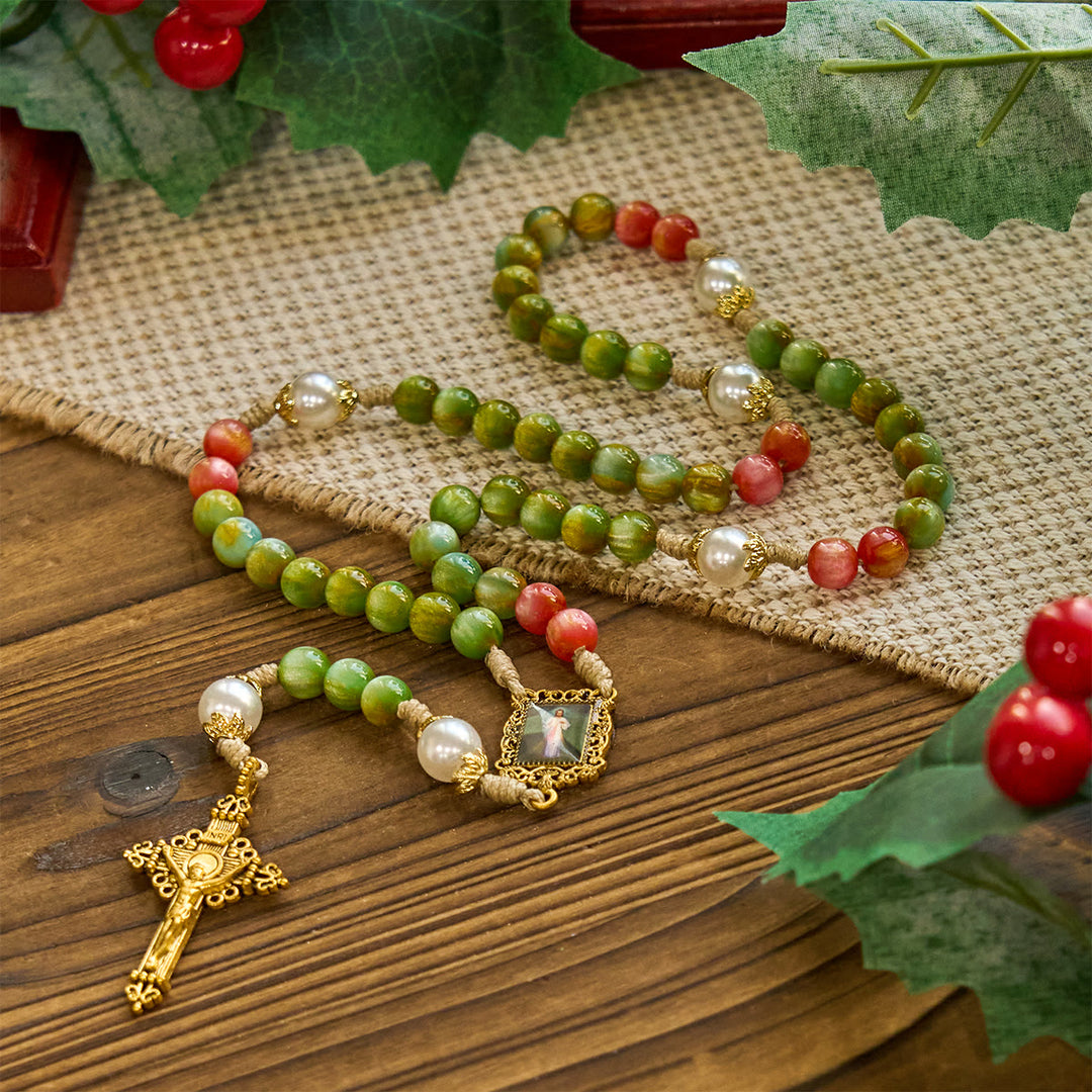 Christianartworkshop Handgefertigter Rosenkranz „Christmas Blessings“ der Göttlichen Barmherzigkeit mit rot-grünen Perlen und bronzenem Kruzifix - image 3