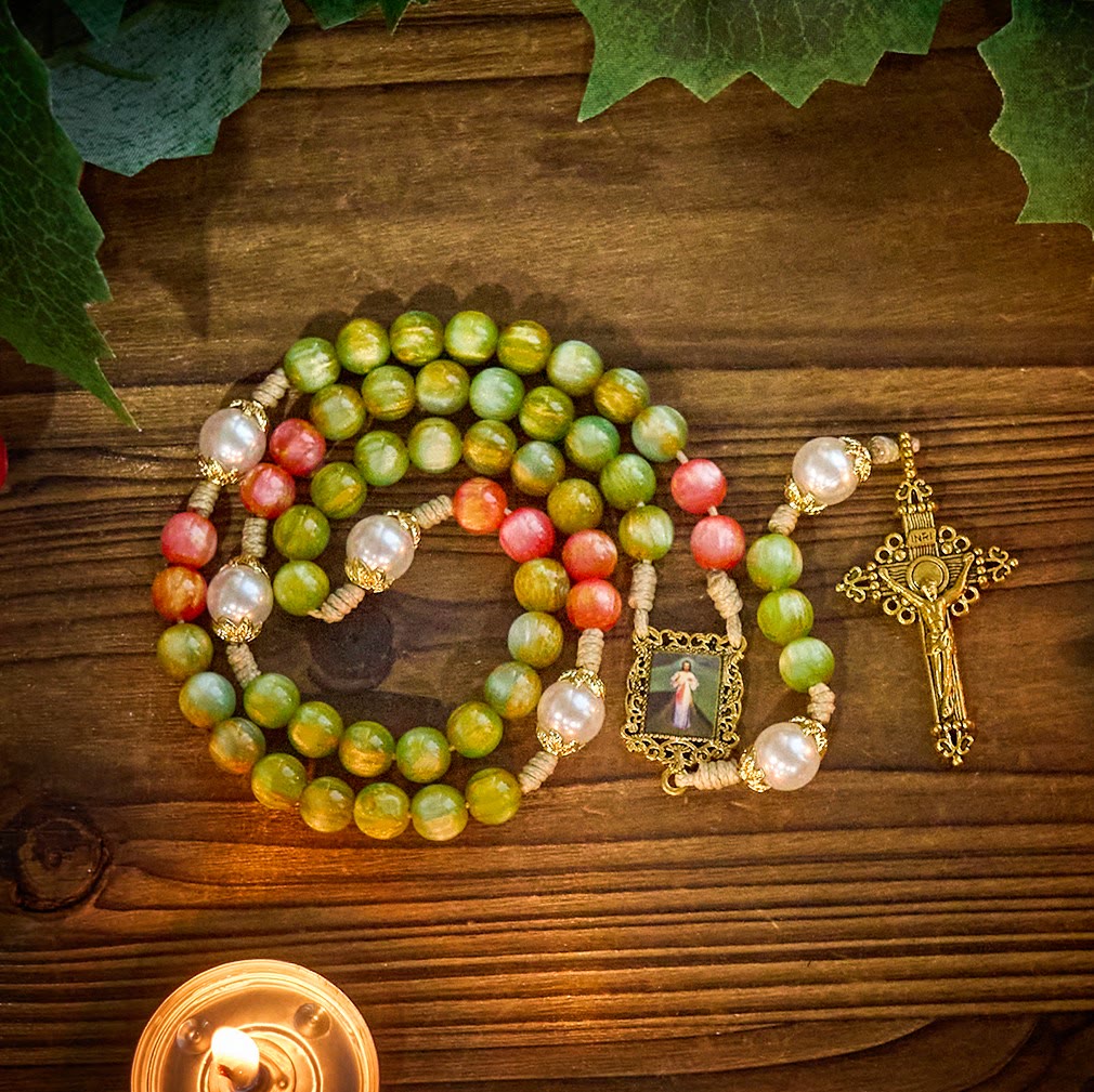 Christianartworkshop Handgefertigter Rosenkranz „Christmas Blessings“ der Göttlichen Barmherzigkeit mit rot-grünen Perlen und bronzenem Kruzifix - Weihnachts-Barmherzigkeits-Rosenkranz - image 0