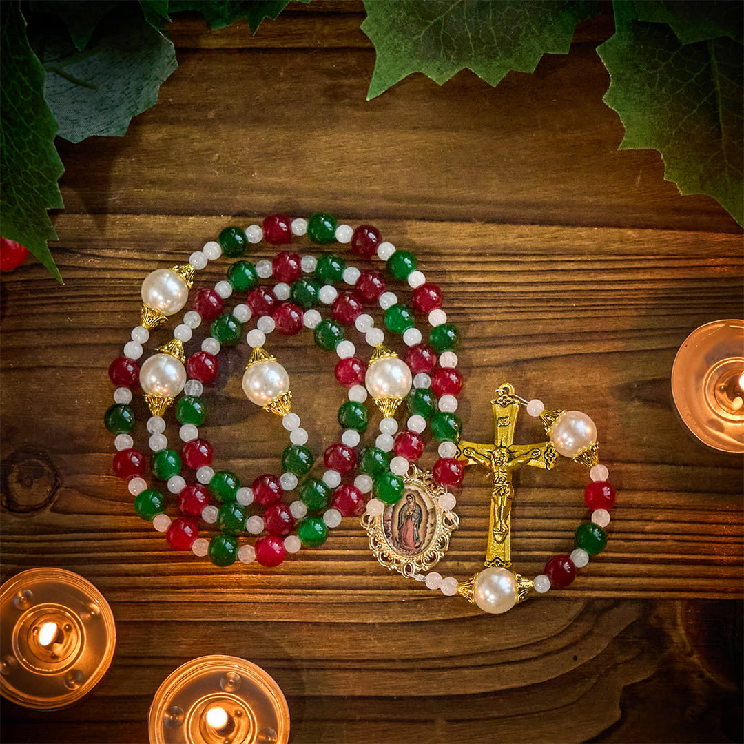 Christianartworkshop Stechpalmenkranz, dreifarbiger Weihnachts-Rosenkranz mit Perlen: Feiern Sie die heilige Geburt - Weihnachtsrosenkranz - image 0