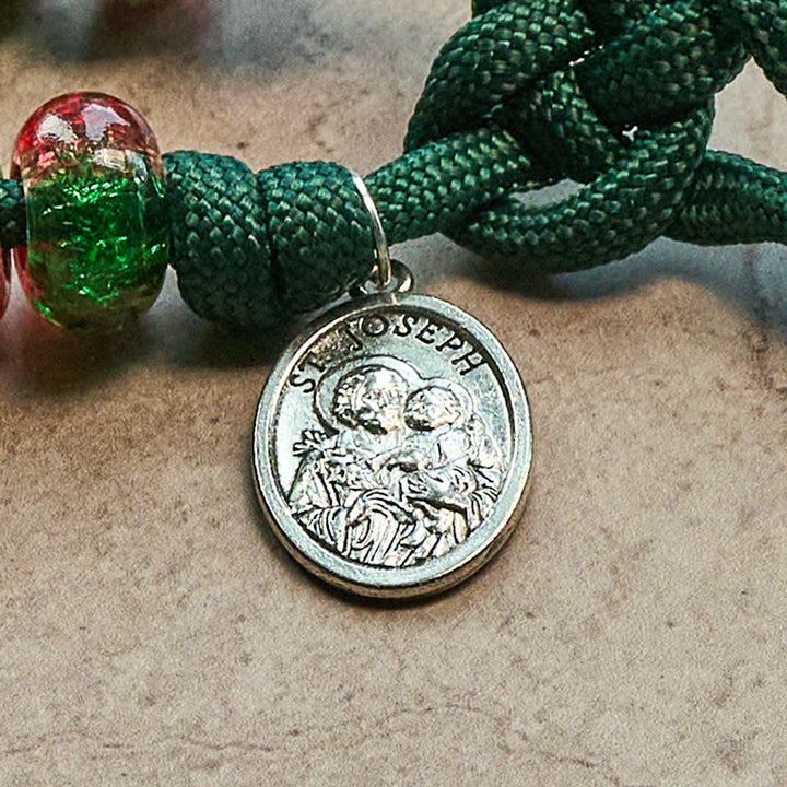 Christianartworkshop Weihnachts-Rosenkranz mit Paracord-Anhänger, Segen der Heiligen Familie, mit glänzenden rot-grünen Perlen - image 9
